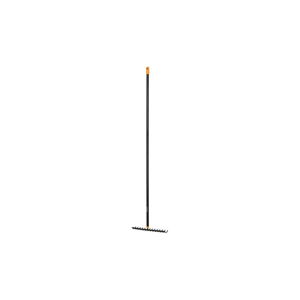 Čierne hliníkové univerzálne hrable s násadou Fiskars Solid, šírka 35,8 cm